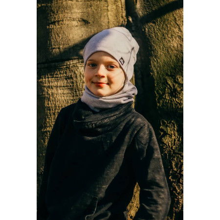 szara czapka dla chłopca